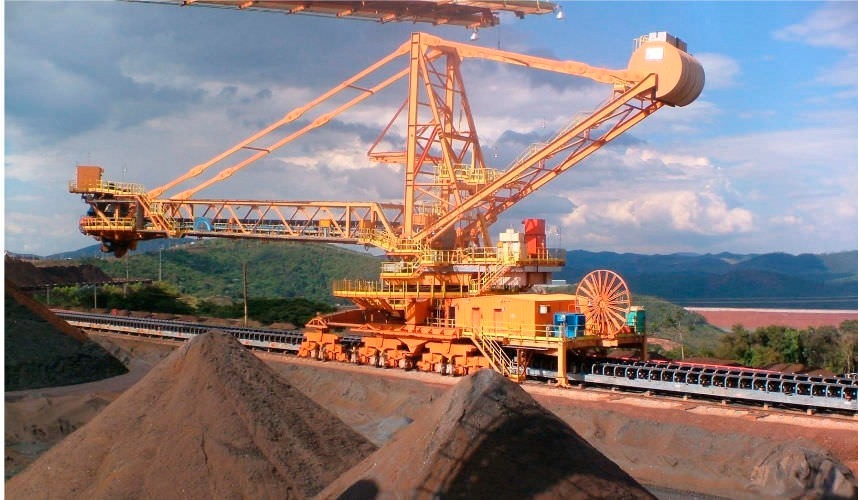 Shore-to-barge material stacker reclaimer system