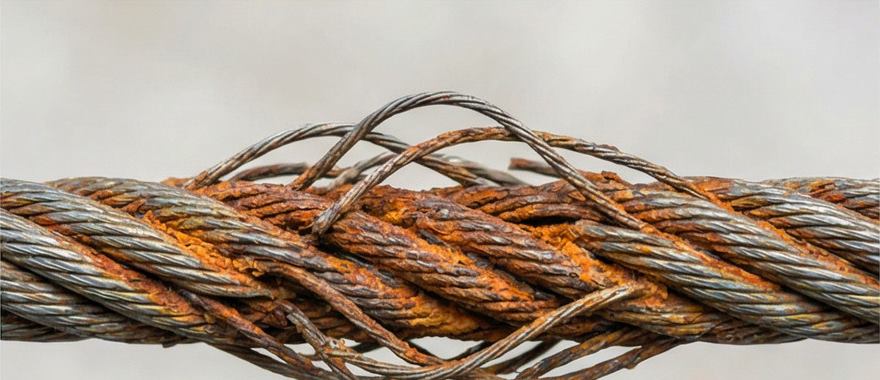 Rusty steel wire rope with outer wires forming a bird-cage